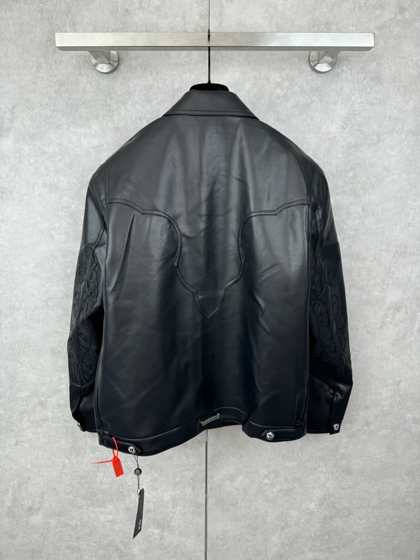 P850 Chrome Heart 24SS CH double-sleeved flame vine embroidered leather jacket Size: S/M/L Originally purchased for 84,300, the fabric is custom-woven using black pebbled composite two-layer sheepskin material, custom-made silk jacquard logo lining, embroidery is processed using TAJIMA machine, appliqué embroidery technology, back imported template machine shape, customized genuine leather trademark, customized genuine leather size, customized 5.8cm metal logo mark, customized 18mm four-button buckle, customized 18mm two-button button, a full set of three-label accessories, exclusively produced.